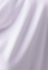 Minkštas, lengvas audinys, lygaus, švelniai levandų spalvos. Tekstūruotas paviršius su subtiliu blizgesiu, pabrėžiantis švelnias raukšles ir drapiruotes.