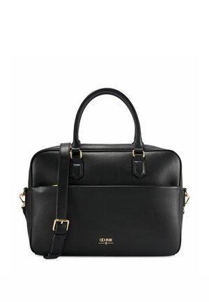 Czarna skórzana teczka z podwójnymi uchwytami, regulowanym paskiem na ramię, przednią kieszenią oraz złotym logo i okuciami.