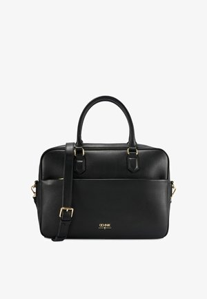 Czarna skórzana teczka z podwójnymi uchwytami, regulowanym paskiem na ramię, przednią kieszenią oraz złotym logo i okuciami.