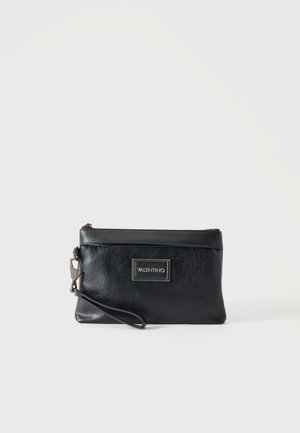 Pochette da polso Valentino in pelle nera con chiusura a zip, fermaglio argentato e patch con logo sul davanti, esposta su sfondo bianco.