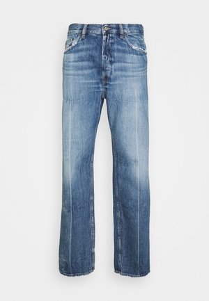 Jean en denim bleu délavé à jambes droites, bouton à l'avant et poches, présenté sur un fond blanc uni.
