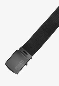 Czarny pasek z tkaniny o warkoczowym splocie z matową czarną metalową klamrą z logo "PROSTO", wąski i o fakturowanym wykończeniu.