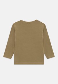 Langärmliges Shirt aus olivgrünem Baumwollstoff, runder Ausschnitt, schlichtes Design und saubere Nähte am Saum und an den Ärmeln.