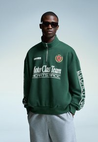 Bershka Sweatshirt - evergreen