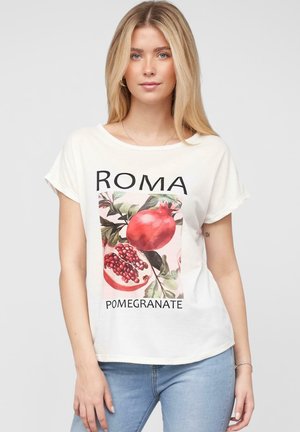 T-shirt blanche à manches courtes présentant un graphique d'une grenade et de feuilles, avec le texte "ROMA" et "POMEGRANATE" en dessous de l'image.