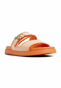 Sandale en plastique orange avec une tige en tissu texturé et des brides entrecroisées. Présente une boucle en métal doré et une semelle épaisse à crans.