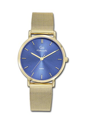 Montre en quartz dorée avec un cadran bleu rond, des marqueurs minimalistes et un bracelet en métal maille. Le nom de la marque "Go Mademoiselle" est visible.