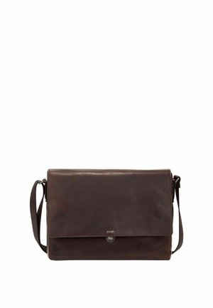Bolso bandolera de cuero marrón oscuro con cierre de solapa y correa ajustable para el hombro, nombre de la marca grabado en la solapa frontal.