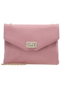 Różowa kopertówka ze skóry z klapką, wyposażona w zapięcie z złotym metalowym zaczepem oraz odpinany łańcuszkowy pasek. Gładka faktura.