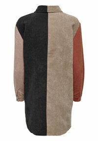 Chemise en velours côtelé avec col, présentant un design bicolore en noir, beige, rouille et rose poussiéreux. Manches longues avec poignets à boutons.