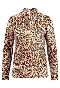 Bluse med leopardmønster og lange ærmer, beige bund med mørkebrune pletter. Har en høj krave med bindebånd ved halsen.