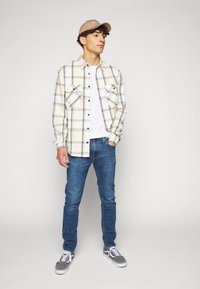 Levi's® 512® SLIM TAPER - Calças de ganga justas - z1962 medium indigo worn in