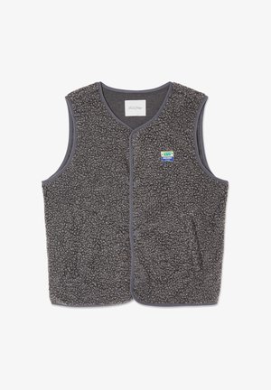 Grå texturerad fleeceväst med tryckknappar, ärmlös design, sidofickor och en liten färgglad lapp på vänster bröst.
