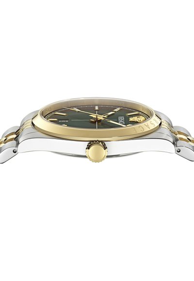 Ρολόι χειρός Versace με χρυστό και ασημί μεταλλικό λουράκι, πράσινο καντράν, χρυστά δείκτες και έμβλημα λιονταριού στη θέση τριών ωρών, δείχνοντας το κουμπί του ρολογιού στο πλάι.