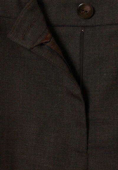 Tessuto marrone scuro con una fine texture, dotato di chiusura con zip e bottone. Include una tasca dal design elegante e foderata in morbido materiale.