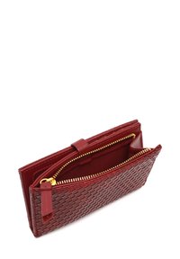 Portafoglio in pelle intrecciata rossa con finitura testurizzata, chiusura a zip e dettagli in metallo dorato. L'interno presenta una fodera in tessuto e numerose tasche.