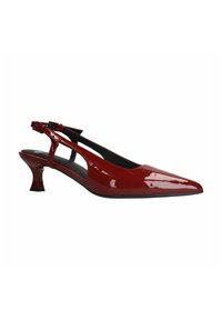 Escarpin en cuir verni rouge, avec un bout pointu, un petit talon cylindrique et des découpes sur les côtés. Fini lisse et brillant.