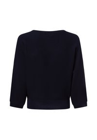 Dunkelblaues Strickpullover mit lässiger Passform, weitem Schiffsausschnitt und Dreiviertelärmel. Keine sichtbaren Muster oder Akzente.