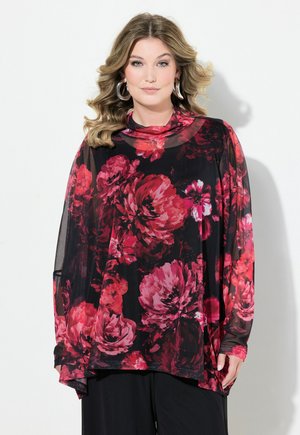 Top floreale nero con grandi fiori rossi e rosa, dalla vestibilità ampia, maniche lunghe e scollatura alta. L'inserto trasparente aggiunge texture.