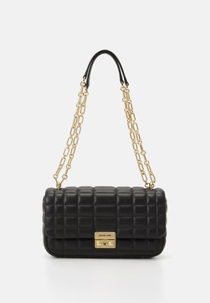 Borsa a tracolla nera in pelle trapuntata con catena dorata e chiusura a scatto. Presenta una forma rettangolare e un accento con logo sul pannello frontale.
