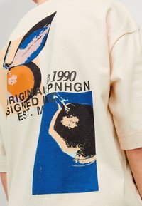 Jack & Jones Junior JORTAMPA BACK TEE CREW NECK JNR - T-shirt con stampa - beige