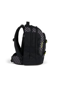 Schwarzer Rucksack mit einem karierten grauen Muster auf der Oberseite, mehreren Fächern, gepolsterten Riemen und Akzenten aus gelbem Metall.