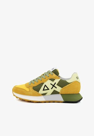 Sneaker in camoscio giallo e verde oliva e tessuto con lacci verde chiaro, logo geometrico sul lato e suola intermedia bianca con suola esterna verde e nera.