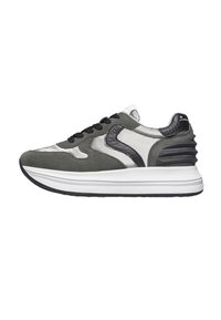 Sneaker a basso profilo con suede grigio, dettagli in pelle nera, suola intermedia bianca, suola nera e lacci neri, vista di lato.