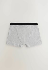 Boxer grigi in cotone con una cintura elastica nera, caratterizzati da una texture liscia e un taglio corto tradizionale con apertura frontale.