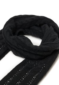 Sciarpa nera lavorata a maglia con un motivo testurizzato e borchie decorative in argento. Materiale morbido, arrotolata, che mostra la sua lunghezza e spessore.