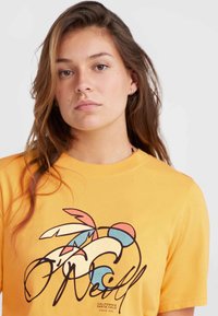 Gul bomulds t-shirt med et farverigt hummerdesign og "O'Neill" tekst, rund halsudskæring og korte ærmer. Glat tekstur.