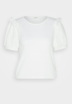 Biały top z krótkim rękawem o fakturowanej tkaninie, z bufkami ozdobionymi falbankami oraz okrągłym dekoltem.