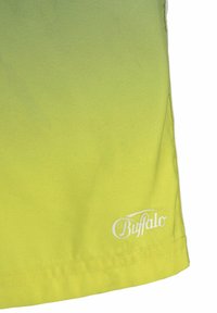 Pantaloni corti verde lime realizzati in tessuto leggero, con una superficie liscia e un logo bianco "Buffalo" vicino all'orlo.