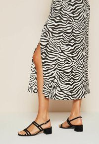 Friends Like These WIDE FIT - MINIMAL BLOCK - Sandaalit nilkkaremmillä - black suedette