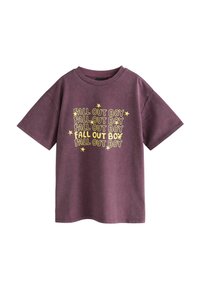 Violetti puuvillapaita lyhyillä hihoilla, jossa on keltaista tekstiä ja tähtiä, joissa lukee "FALL OUT BOY" toistuvina kuvioina etuosassa.