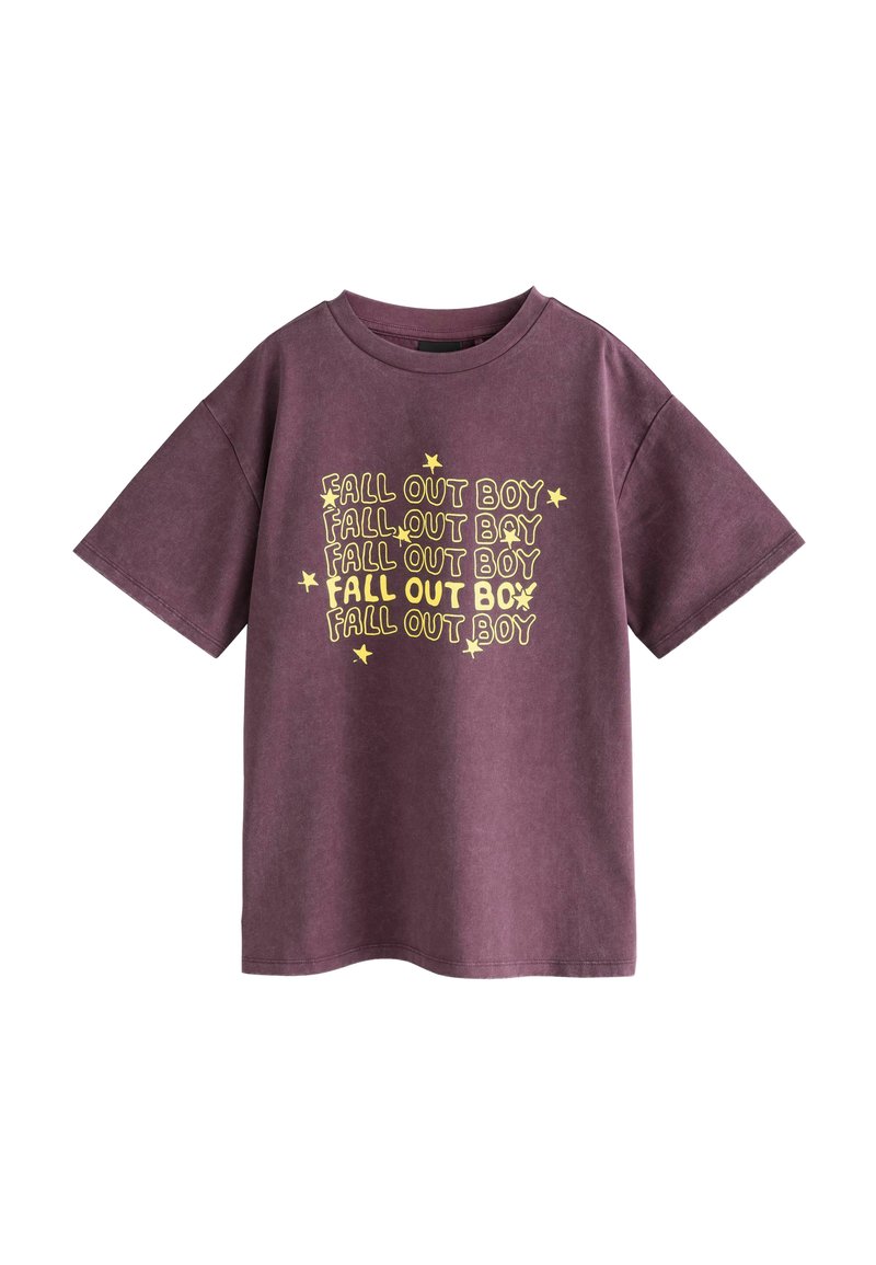 Violetti puuvillapaita lyhyillä hihoilla, jossa on keltaista tekstiä ja tähtiä, joissa lukee "FALL OUT BOY" toistuvina kuvioina etuosassa.