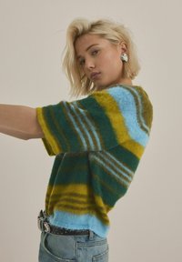 Next REGULAR FIT - Trükipildiga T-särk - blue green stripe