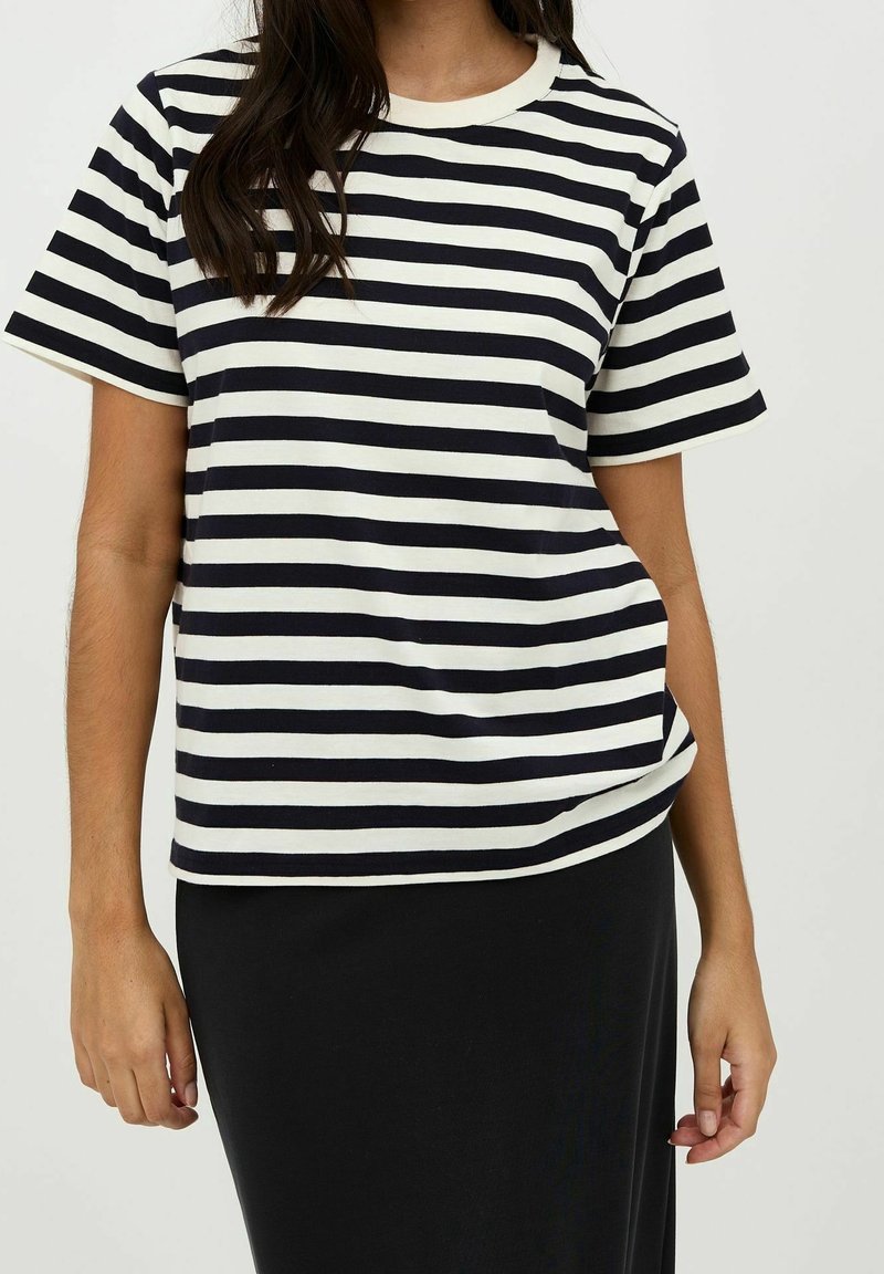 Randig svart-och-vit t-shirt med korta ärmar och rund halsringning, tillverkad av mjukt tyg, med en avslappnad passform och sid sömsdetalj.