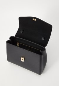 Borsa a tracolla nera in pelle con design strutturato, chiusura quadrata in tonalità oro e scomparto interno con zip. Texture liscia, look moderno.