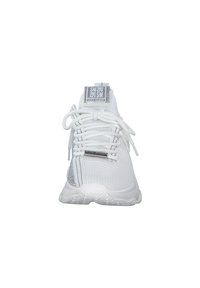 Zapatillas deportivas blancas con una parte superior de malla texturizada, cierre de cordones y una etiqueta reflectante. Suela de goma con tacos de forma compacta y redondeada.