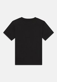 Svart kortärmad t-shirt i mjukt tyg. Har en rund halsringning och rena sömmar utan synliga mönster eller tryck.