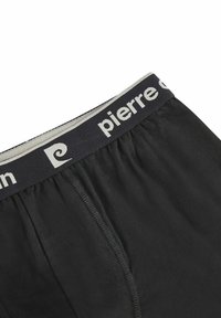 Zwarte boxershorts met een grijze elastische tailleband met "pierre" logo, gladde stof en een aansluitende pasvorm.