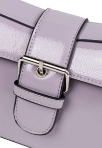 Borsa lucida color lavanda con tracolla e fibbia in tonalità argento, bordature nere e cuciture dettagliate sul ribattino.