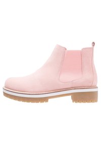 Różowe zamszowe botki do kostki z elastycznymi panelami bocznymi, okrągłym noskiem, białą śródpodeszwą i gumową podeszwą. Gładka tekstura i prosty design.