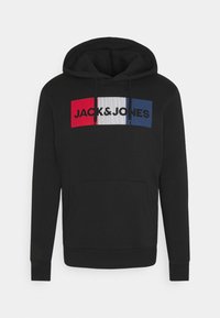 Sudadera negra con un gran logo gráfico en rojo, blanco y azul. Incluye un bolsillo tipo canguro y cordones en la capucha.