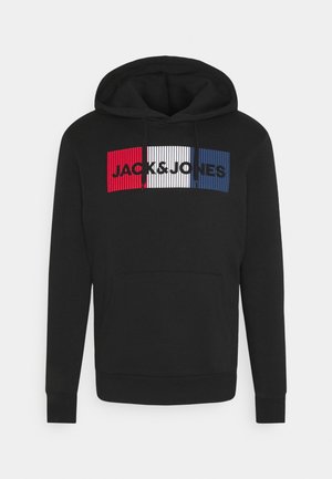 Sudadera negra con un gran logo gráfico en rojo, blanco y azul. Incluye un bolsillo tipo canguro y cordones en la capucha.