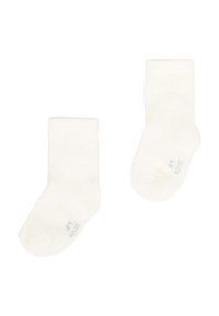 Un paio di calzini bianchi semplici per bambini con indicatori di taglia sulle suole, esposti su uno sfondo bianco.