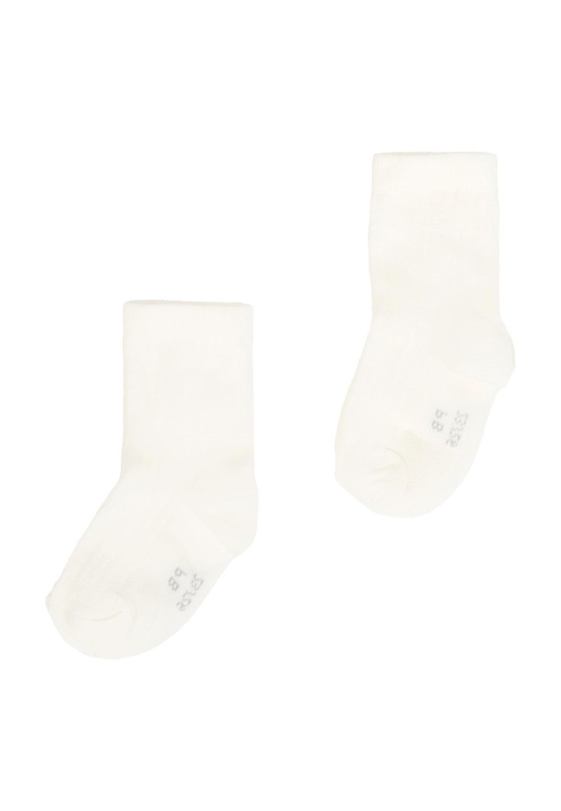 Un paio di calzini bianchi semplici per bambini con indicatori di taglia sulle suole, esposti su uno sfondo bianco.