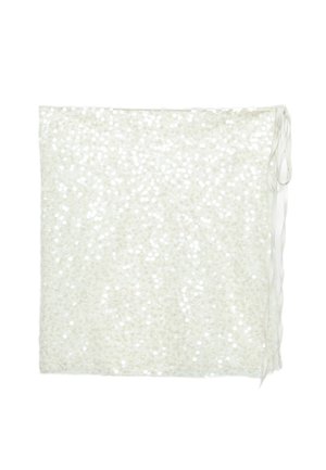 Bílý čtverec z tkané síťoviny hustě pokrytý bílými flitry, ukazující texturovaný a reflexní povrch.
