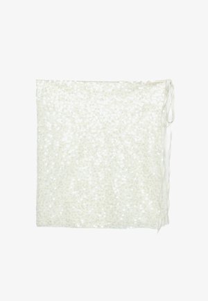 Bílý čtverec z tkané síťoviny hustě pokrytý bílými flitry, ukazující texturovaný a reflexní povrch.